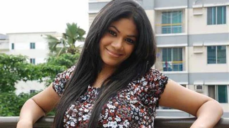 ৩৮ মিনিটের লাইভের প্রায় পুরো সময়ই কাঁদলেন অভিনয়শিল্পী ৩৮ মিনিটের লাইভের প্রায় পুরো সময়ই কাঁদলেন অভিনয়শিল্পী