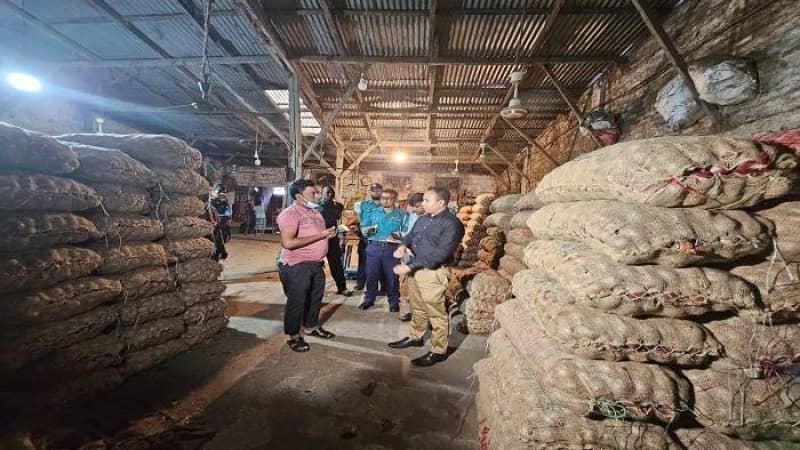 পেঁয়াজের দাম অভিযানেও কমছে না পেঁয়াজের দাম অভিযানেও কমছে না