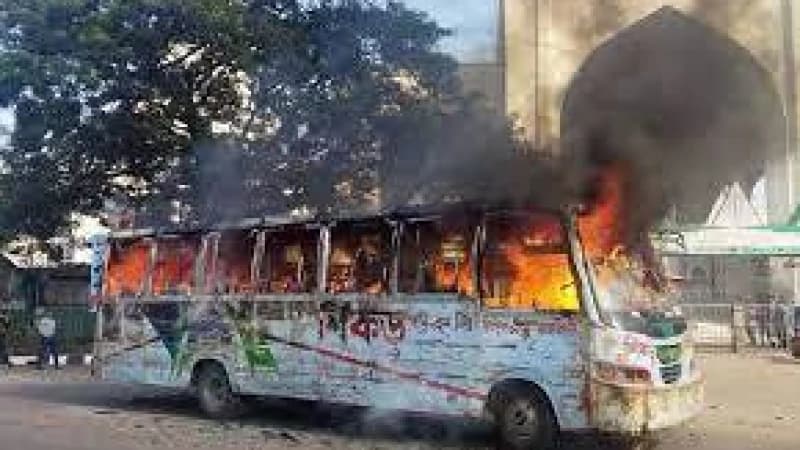 গুলিস্তানে বাসে আগুন গুলিস্তানে বাসে আগুন