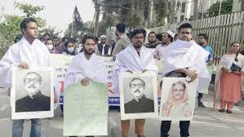 কাফনের কাপড় পরে পিএসসির সামনে চাকরিপ্রার্থীদের অবস্থান কাফনের কাপড় পরে পিএসসির সামনে চাকরিপ্রার্থীদের অবস্থান