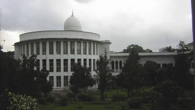 আইনজীবীকে হাইকোর্ট তখন এত তাড়া দেখালেন,এখন নেই কেন. আইনজীবীকে হাইকোর্ট তখন এত তাড়া দেখালেন,এখন নেই কেন.