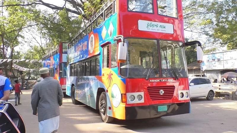 ছাদখোলা ট্যুরিস্ট বাসে ভ্রমণপিপাসুদের রোমাঞ্চকর যাত্রা ছাদখোলা ট্যুরিস্ট বাসে ভ্রমণপিপাসুদের রোমাঞ্চকর যাত্রা