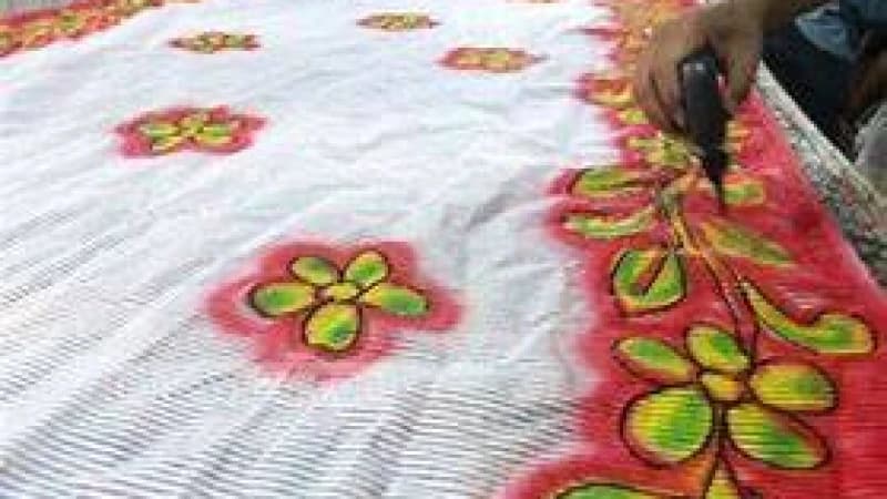 কালো মাটি ও লোহার জং দিয়ে বাটিক প্রিন্ট জগদীশের কালো মাটি ও লোহার জং দিয়ে বাটিক প্রিন্ট জগদীশের