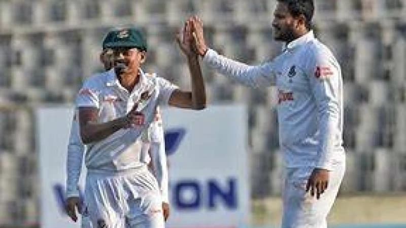 ইমরুলের সেঞ্চুরি, সাতে নেমে সাকিব কত রান করলেন ইমরুলের সেঞ্চুরি, সাতে নেমে সাকিব কত রান করলেন